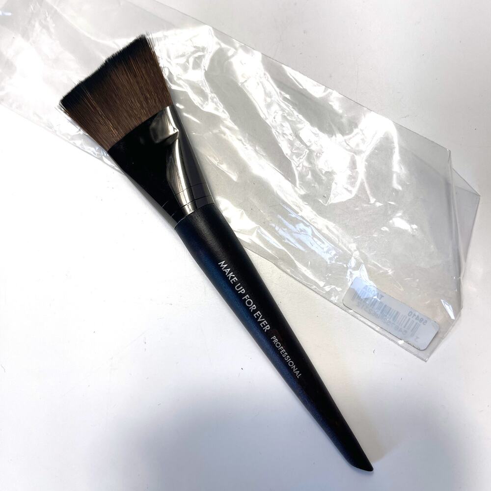 MAKE UP FOR EVER New Body Foundation Brush Medium 410 Straight